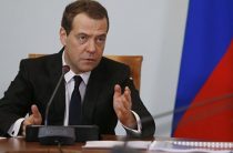 Медведев призвал довести МРОТ до уровня прожиточного минимума за два года